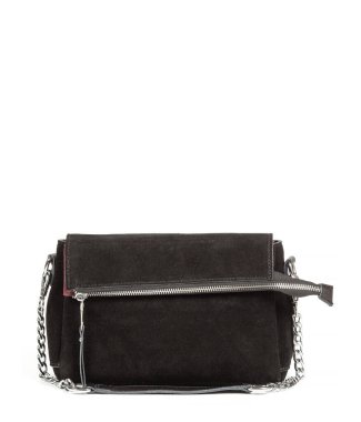 Beyaz arka planda klasik siyah süet kadın çantası..