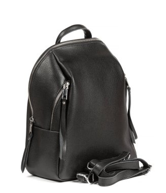 Siyah deri kadının sırt çantası beyaz arka planda izole edilmiş..