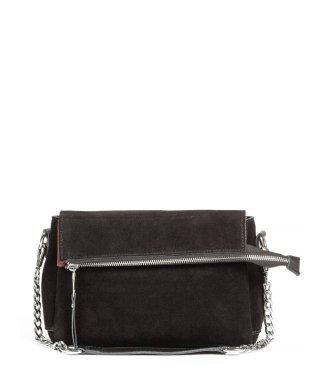 Beyaz arka planda klasik siyah süet kadın çantası..