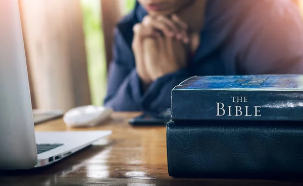 Zárja Bibliát Egy Keresztény Ember Imádkozik Háttérben Imádkoznak Istentisztelet Koncepció — Stock Fotó