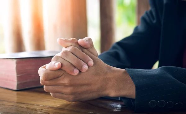 Hıristiyan adam İncil 'de dua ediyor, dua ediyor ve ibadet ediyor..