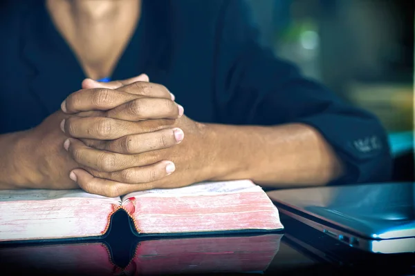 Ember Kifosztotta Bibliát Imádkozott Kezet Tett Bibliára Keresztény Felfogásra — Stock Fotó