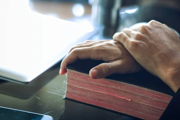 İncil 'de el ele dua, Hıristiyan konsepti.