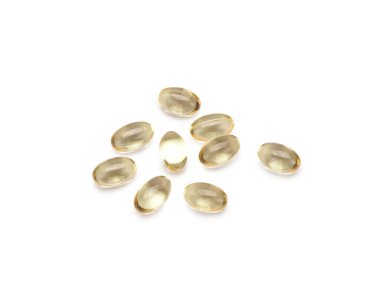 Beyaz arkaplanda balık yağı kapsülleri izole