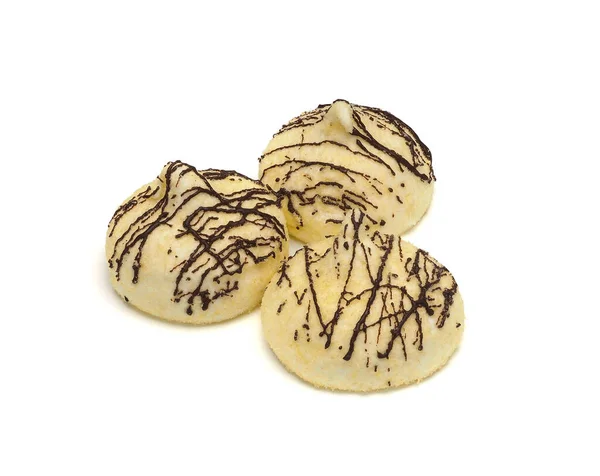 Biscuits meringués doux jaunes sur fond blanc — Photo