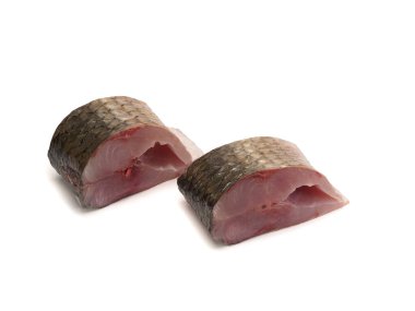 Kırmızı yüzgeçli kefal parçaları beyaz arkaplanda izole edilmiş