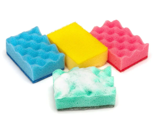 Esponjas coloreadas para lavar platos y otras necesidades domésticas. —  Fotos de Stock