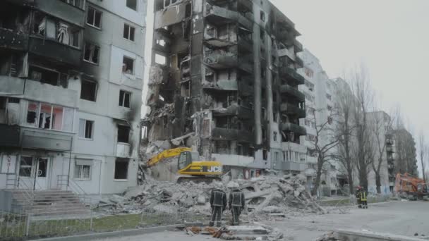 Ukrainian house after the airstrike. Ukraine war. — Stockvideo