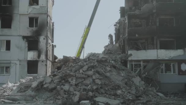 Mentőakció egy lerombolt házban. Az ukrajnai háború. Bucha, Borodjanka, Gosztomel, Irpin. — Stock videók