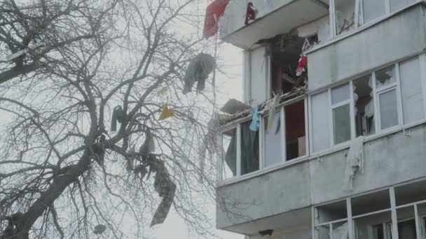 Región de Kiev, Ucrania. Destruido por el edificio residencial del ejército ruso en Borodyanka. — Vídeo de stock