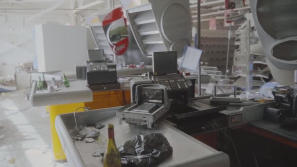 A supermarket looted by Russian soldiers in Ukraine. Borodyanka. — Stockvideo