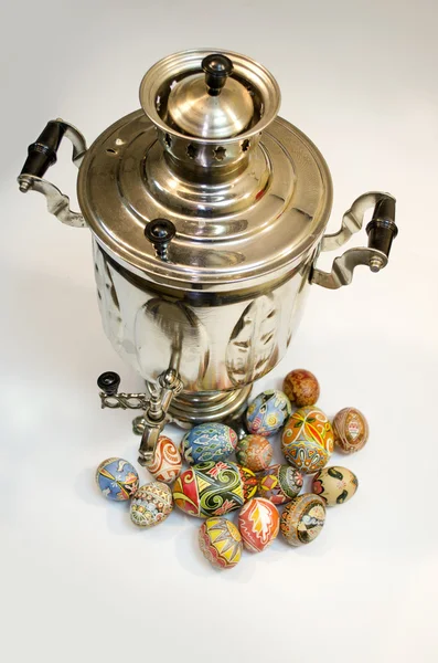 Ovos de Páscoa e samovar — Fotografia de Stock