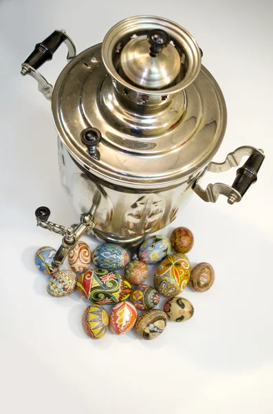 Easter eggs and samovar — Stock Photo, Image