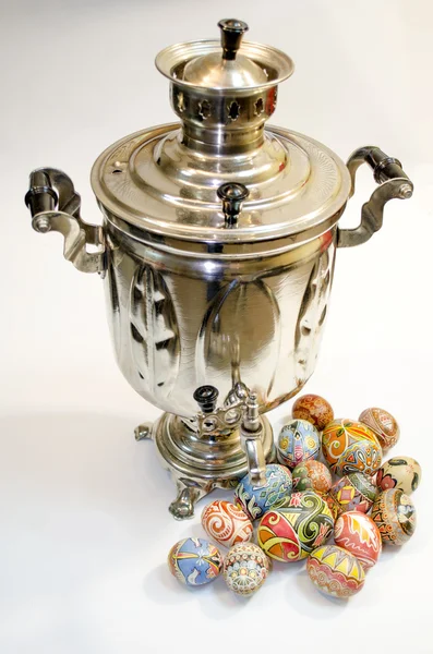 Easter eggs and samovar — Stock Photo, Image