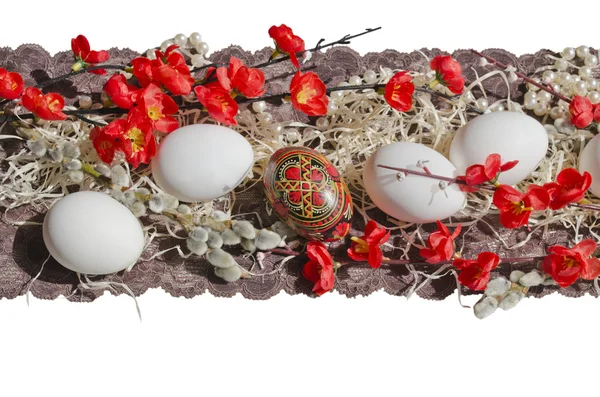 Encaje de huevo de Pascua y flores — Foto de Stock