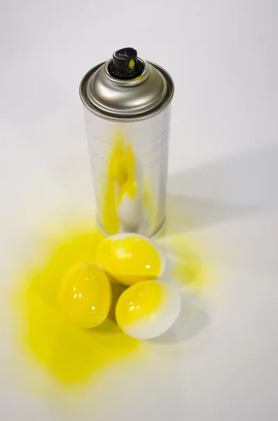 Velikonoční vajíčko malování aerosolu — Stock fotografie