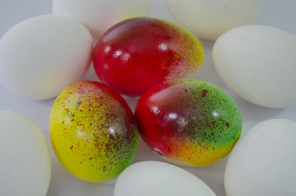 Velikonoční vajíčko malování aerosolu — Stock fotografie