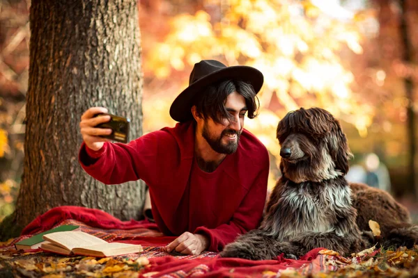 Giovane Con Cappello Maglione Rosso Che Selfie Con Suo Cane — Foto Stock
