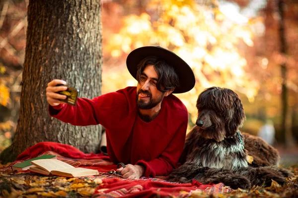 Молодой Человек Шляпе Красном Свитере Делает Селфи Своей Большой Собакой — стоковое фото