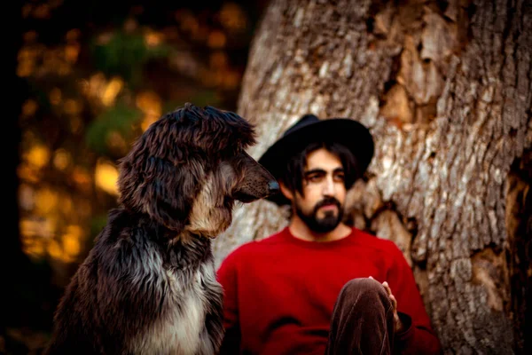 Hombre Joven Moreno Con Suéter Rojo Sombrero Yace Debajo Árbol —  Fotos de Stock