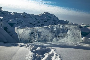 Doğal arka plan, kış manzarası, açık mavi karlı büyük buz blokları.
