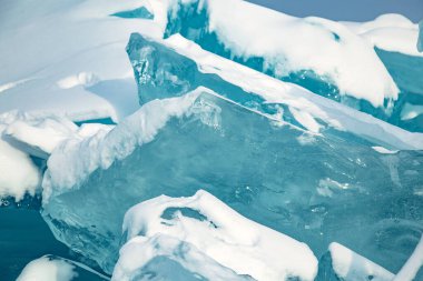 Doğal arka plan, kış manzarası, açık mavi karlı büyük buz blokları.