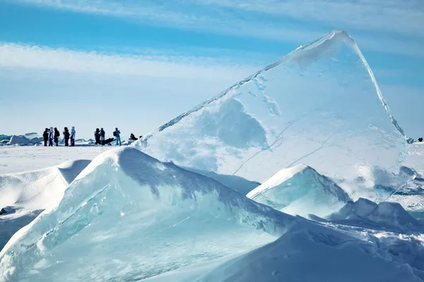 Sfondo naturale, paesaggio invernale, grandi blocchi di ghiaccio con neve blu chiaro — Foto Stock