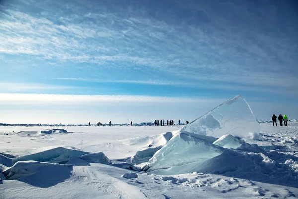 Přírodní zázemí, zimní krajina, velké bloky ledu s jasně modrým sněhem — Stock fotografie