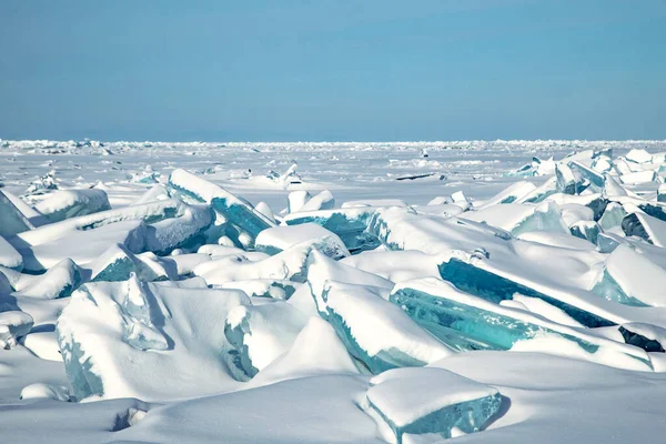 Fondo natural, paisaje invernal, grandes bloques de hielo con nieve azul clara — Foto de Stock