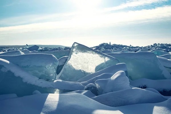 Sfondo naturale, paesaggio invernale, grandi blocchi di ghiaccio con neve blu chiaro — Foto Stock