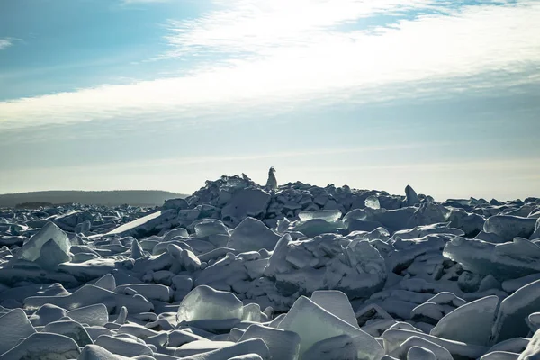 Naturlig bakgrund, vinterlandskap, stora isblock med klarblå snö — Stockfoto