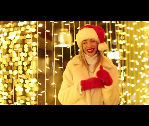 Piękna Wesoła Dziewczyna Zimowych Ubraniach Białym Futrze Czapce Mikołaja Czerwonych — Wideo stockowe