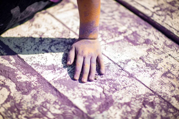 Liten Glad Flicka Holi Festivalen Lila Shirt Färgad Med Lila — Stockfoto