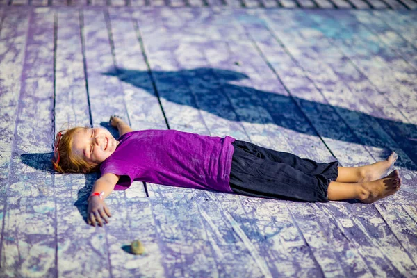 Ein Kleines Fröhliches Mädchen Beim Holi Fest Einem Lila Shirt — Stockfoto