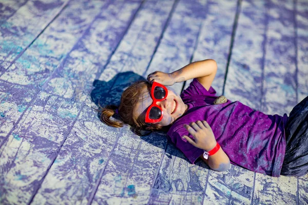 Ein Kleines Fröhliches Mädchen Beim Holi Fest Einem Lila Shirt — Stockfoto