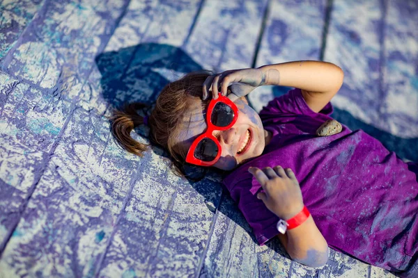 Маленькая Веселая Девочка Фестивале Холи Фиолетовой Футболке Окрашенная Сиренью — стоковое фото