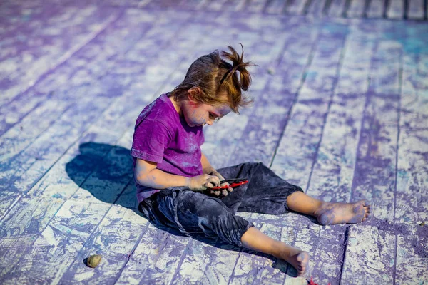 Маленькая Веселая Девочка Фестивале Холи Фиолетовой Футболке Окрашенная Сиренью — стоковое фото
