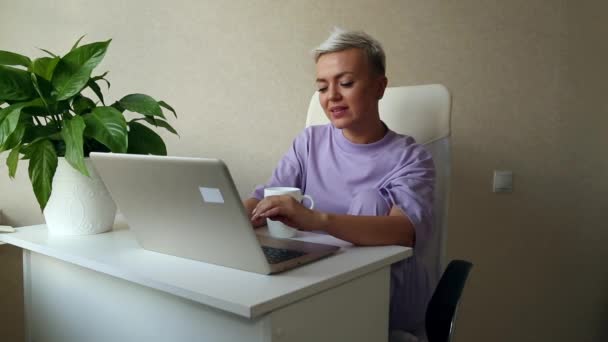 Een Jonge Mooie Vrouw Blond Zit Naast Een Laptop Paarse — Stockvideo