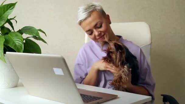 Een Jonge Mooie Vrouw Blond Zit Naast Een Laptop Paarse — Stockvideo