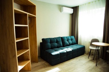 Mavi, yumuşak, rahat kanepe otel odasının içinde.