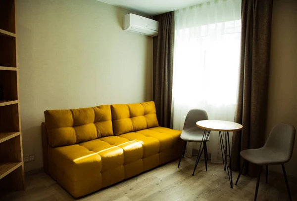 Żółta Miękka Designerska Sofa Stylowym Wnętrzu Pokoju Hotelowego — Zdjęcie stockowe