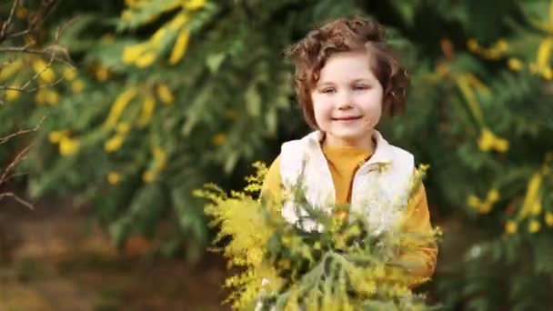 Ένα Μικρό Όμορφο Κορίτσι Στέκεται Στο Πάρκο Φορώντας Ένα Κίτρινο — Αρχείο Βίντεο