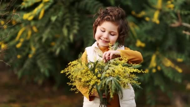 Mała Piękna Dziewczyna Stoi Parku Żółtej Kurtce Kamizelce Trzyma Rękach — Wideo stockowe