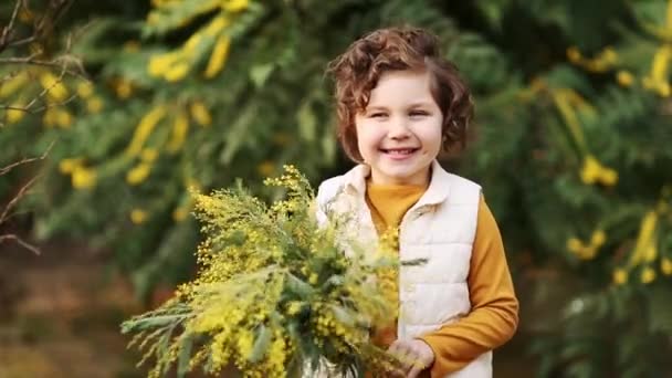 Small Beautiful Girl Standing Park Yellow Jacket Vest Holding Bouquet — Stock Video