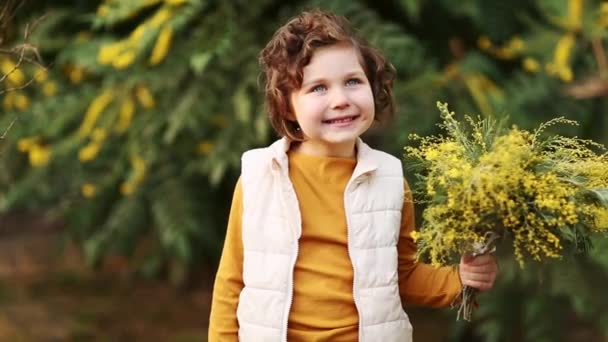 Küçük Güzel Bir Kız Parkta Sarı Ceketli Yelekli Elinde Bir — Stok video
