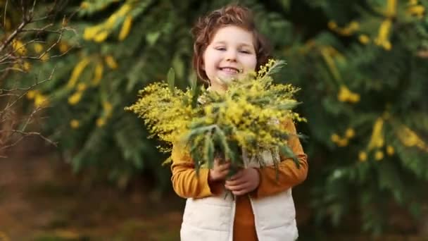 Küçük Güzel Bir Kız Parkta Sarı Ceketli Yelekli Elinde Bir — Stok video