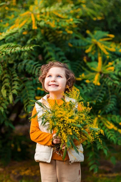 Une Belle Petite Fille Avec Bouquet Printemps Frais Fleurs Jaunes — Photo