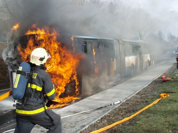 Brandweerman in actie — Stockfoto