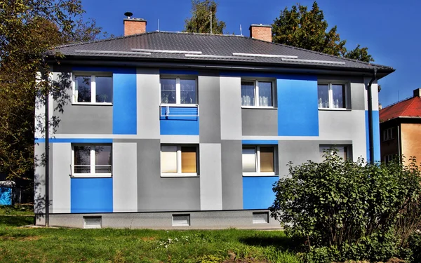 Edificio de apartamentos - azul — Foto de Stock