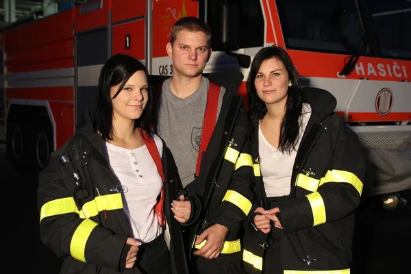 Brandweerman en meisjes — Stockfoto